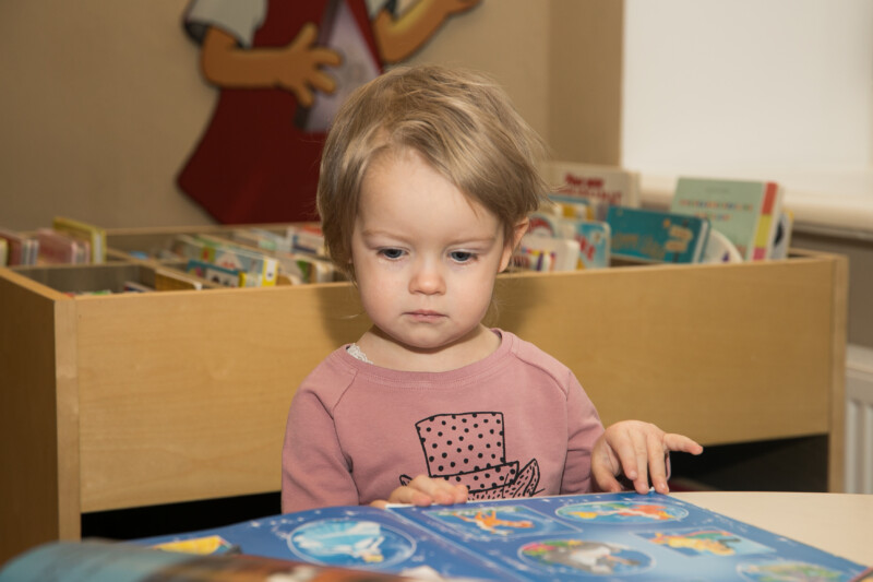 Mudilane keskuse raamatukogus raamatut uurimas