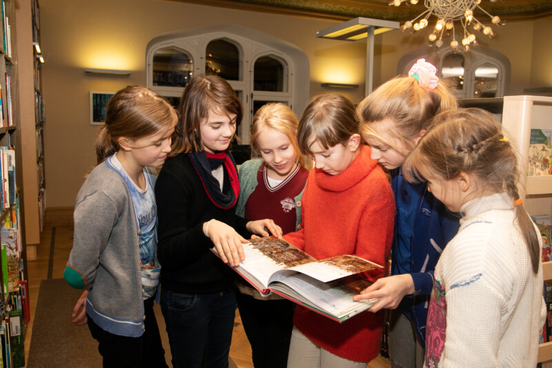 Lapsed uurivad raamatukogus raamatuid