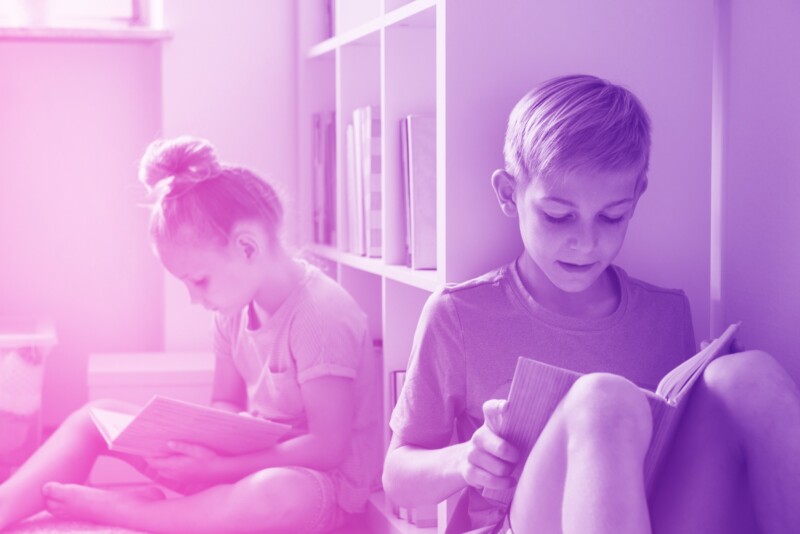 Lapsed loevad riiuli najal raamatuid.