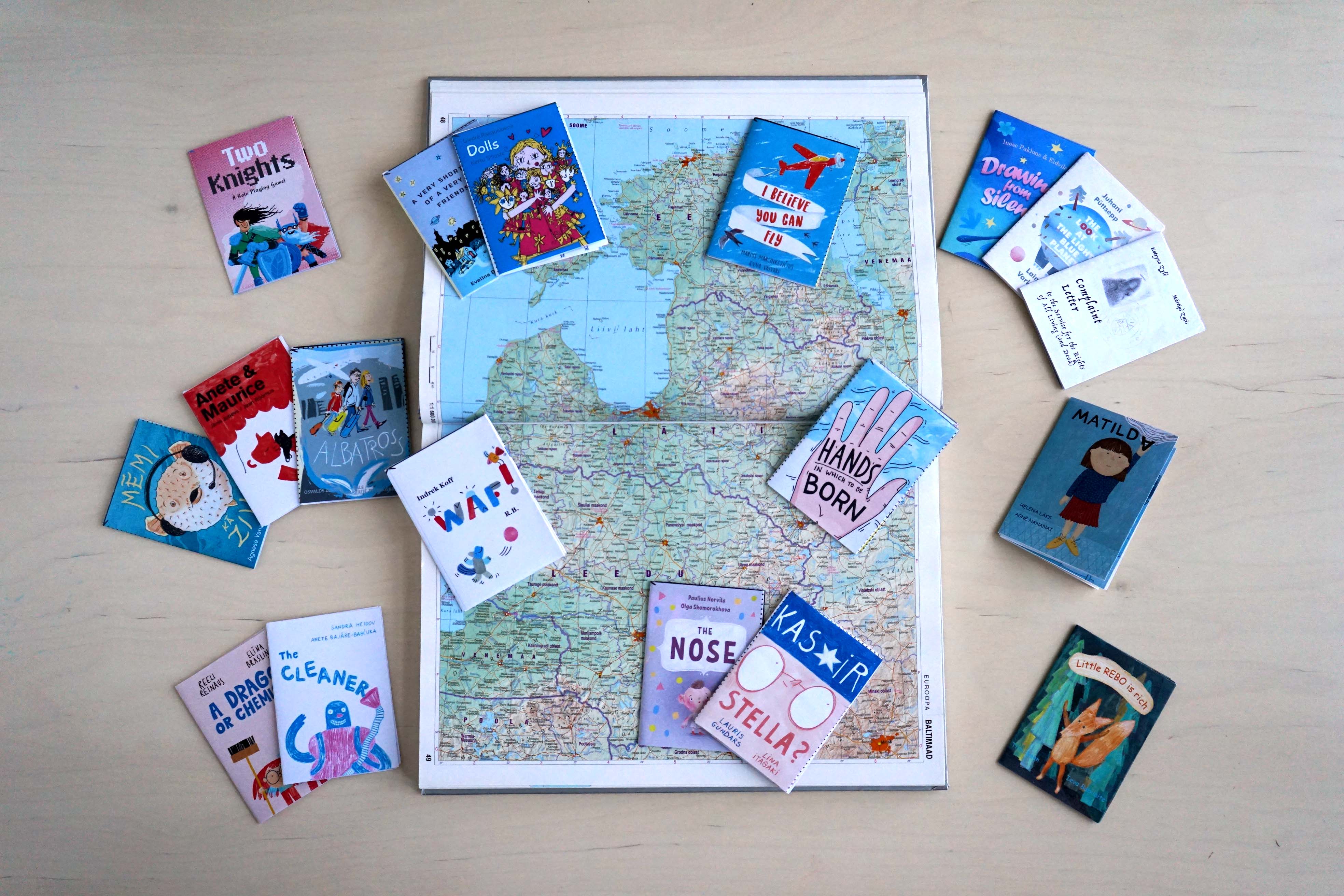 Miniraamatud avatud atlase peal 