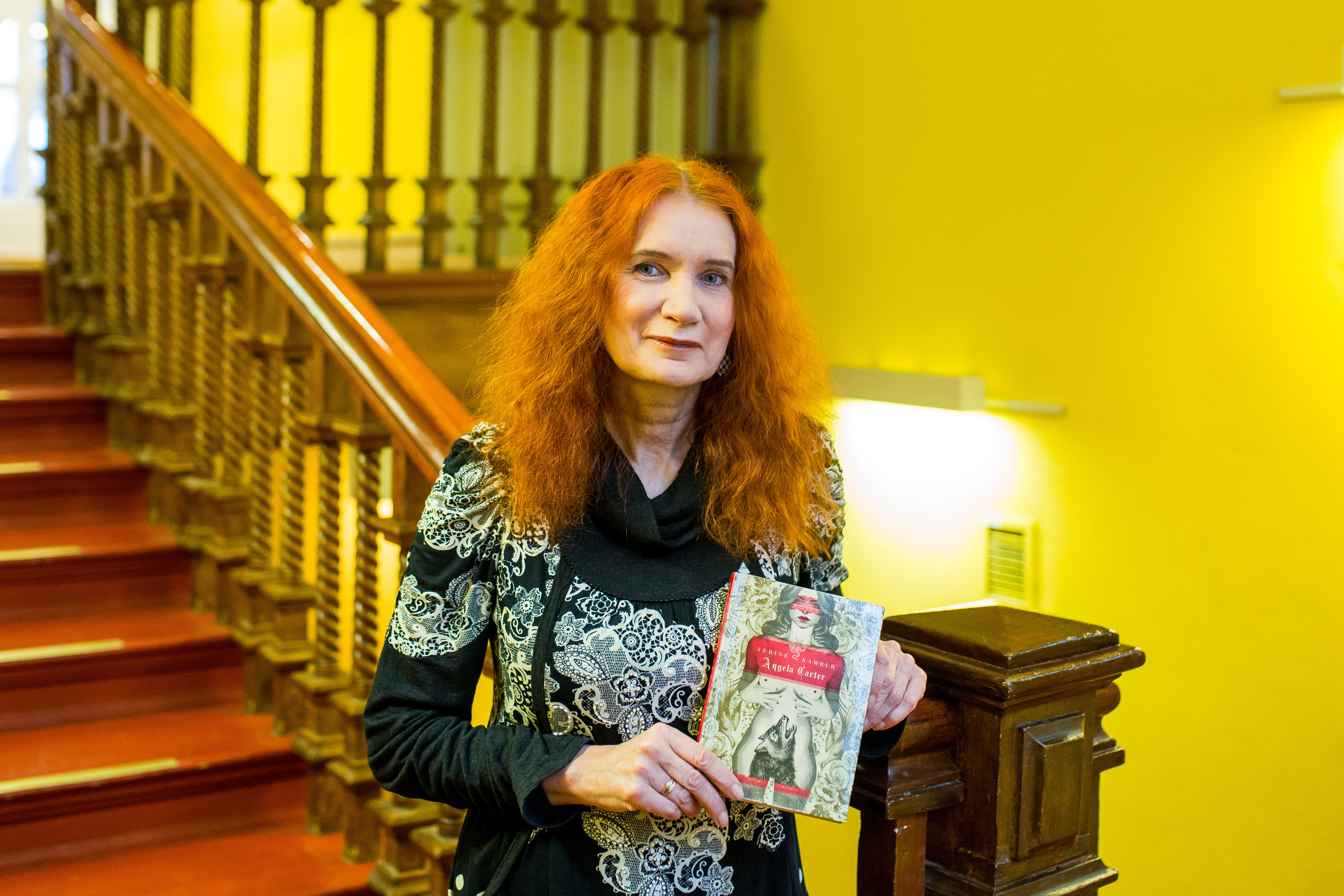 Viive Noor lastekirjanduse keskuse trepil