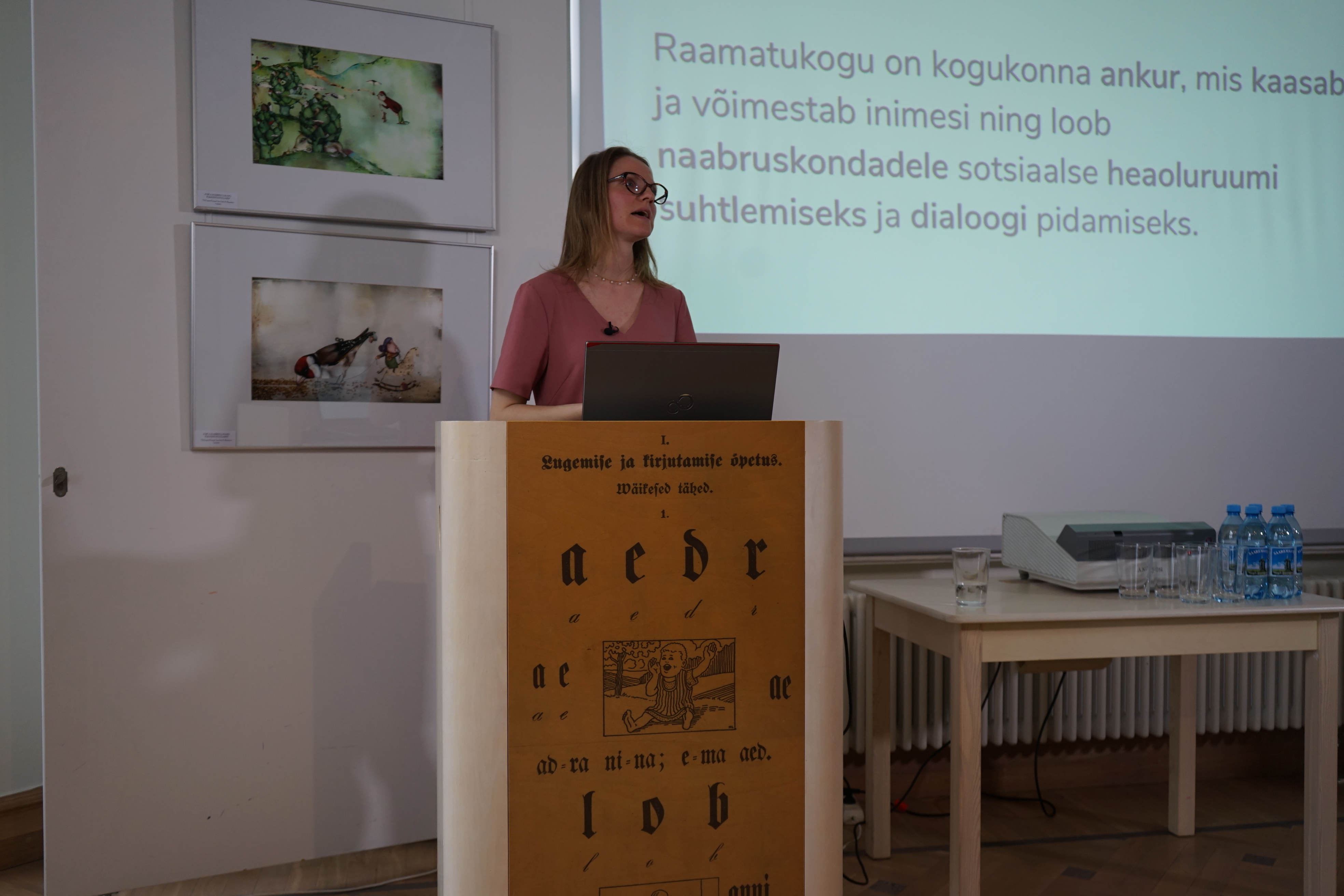 Kairi Tilga lasteraamatukoguhoidjate õpipäeval esinemas