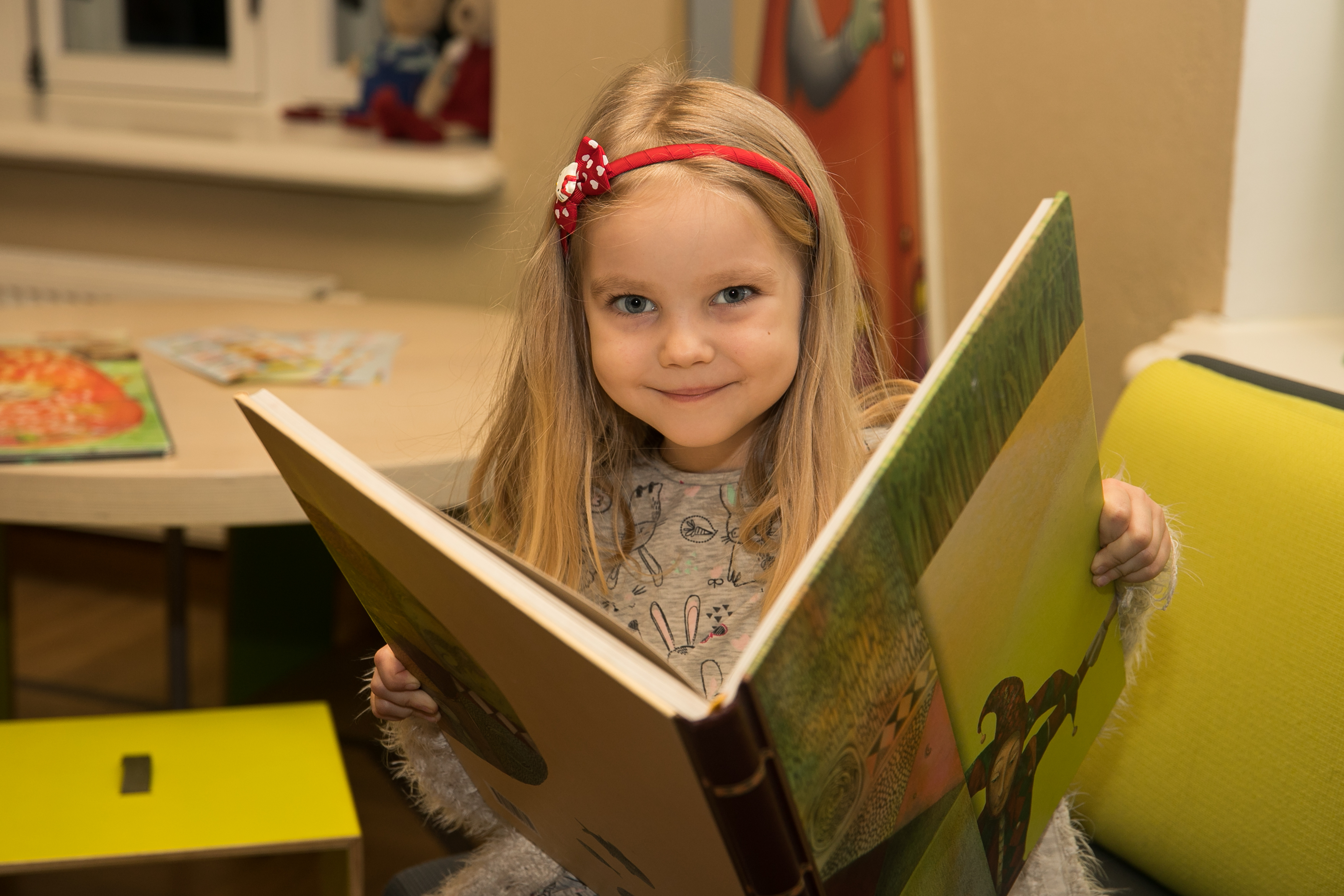 Laps suure-suure raamatuga