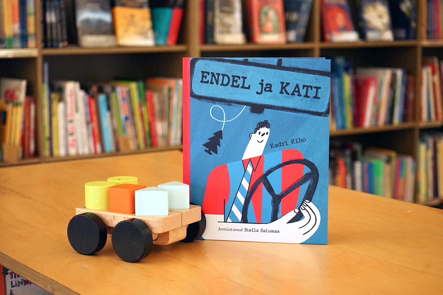 Kadri Kiho lasteraamat, Endel ja Kati, riiulil koos mänguasjaga