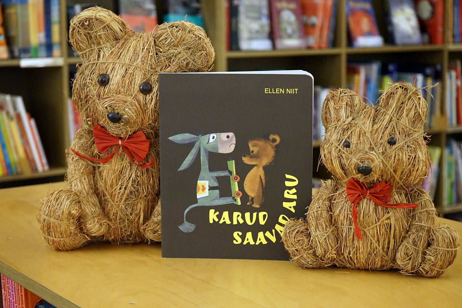 Ellen Niidu lasteraaamat, Karud saavad aru, koos kahe põhust karuga