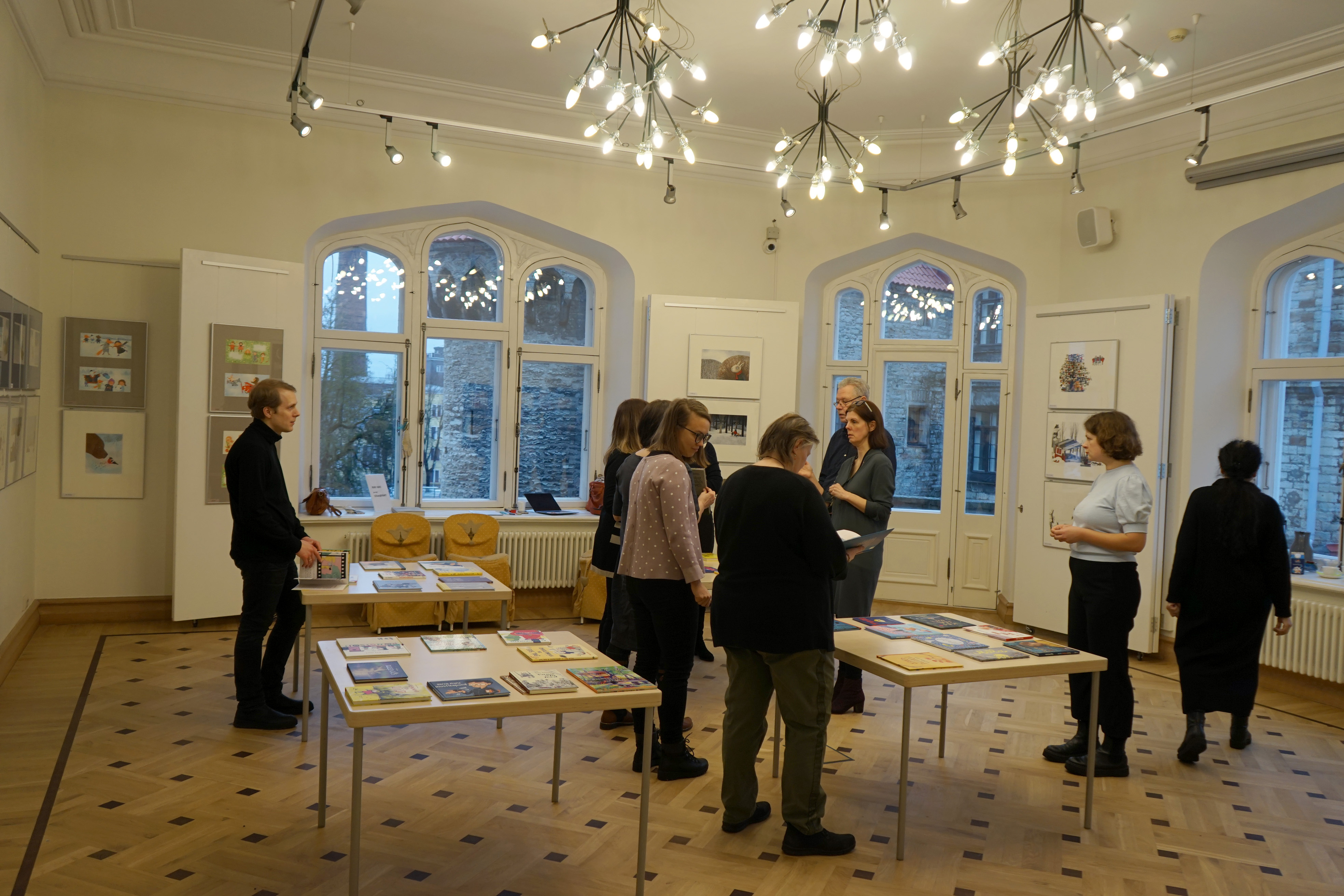 Pere uurib koos raamatut