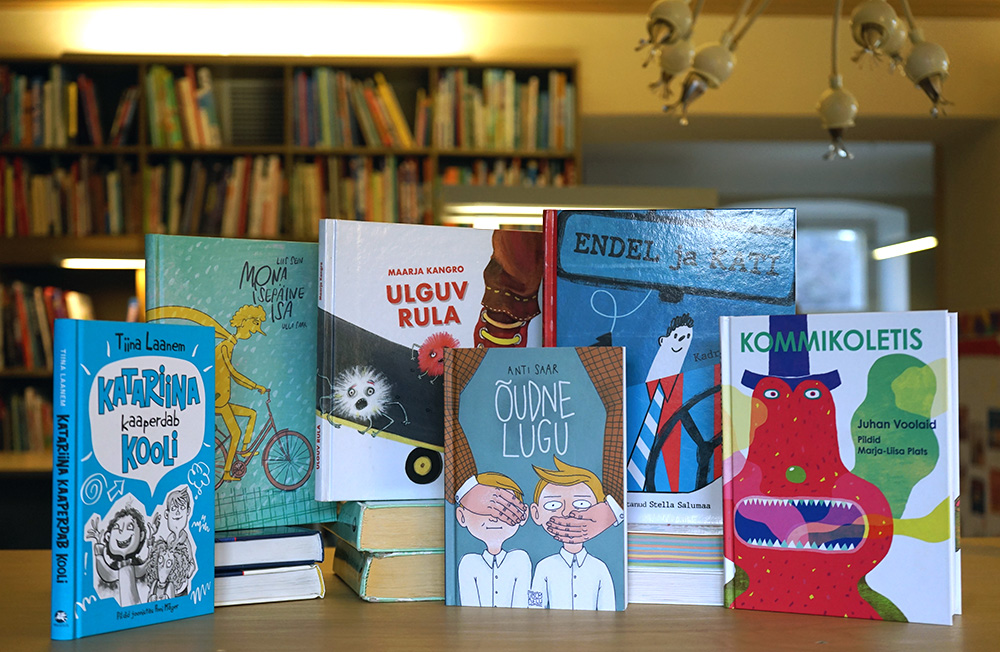 Pere uurib koos raamatut