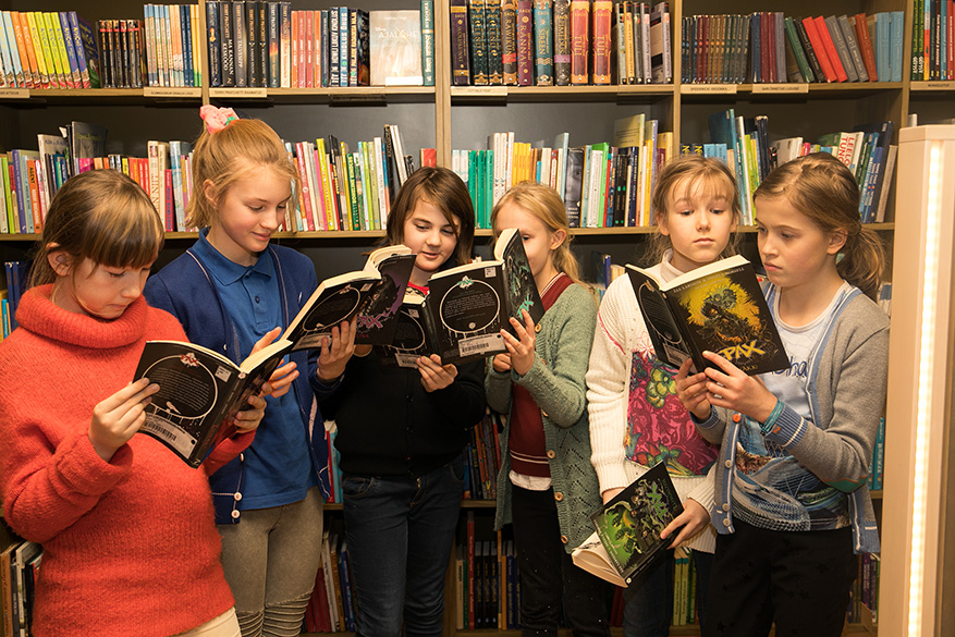 Pere uurib koos raamatut