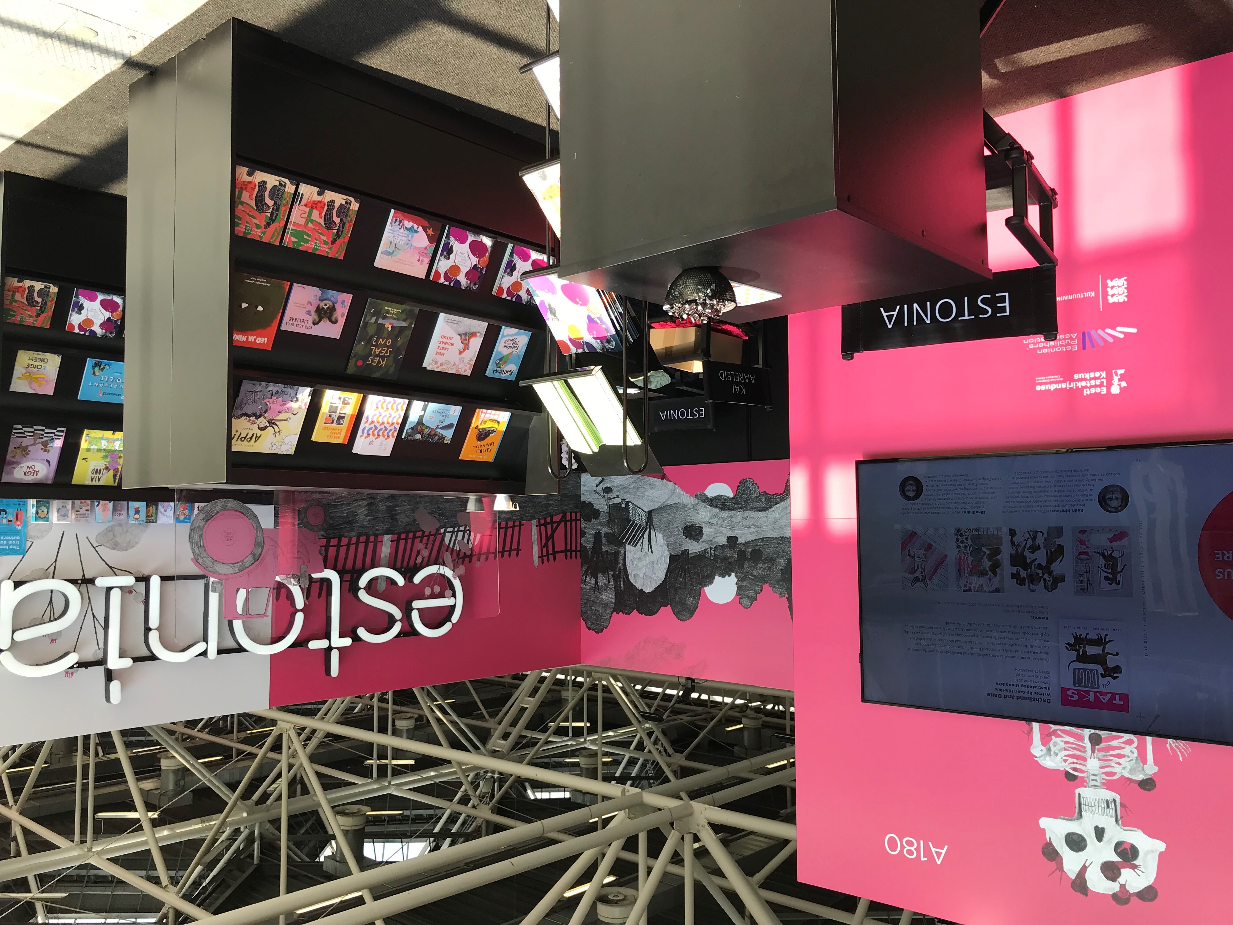 Näituse, Joostes huntidega, tööd Läti Rahvusraamatukogus