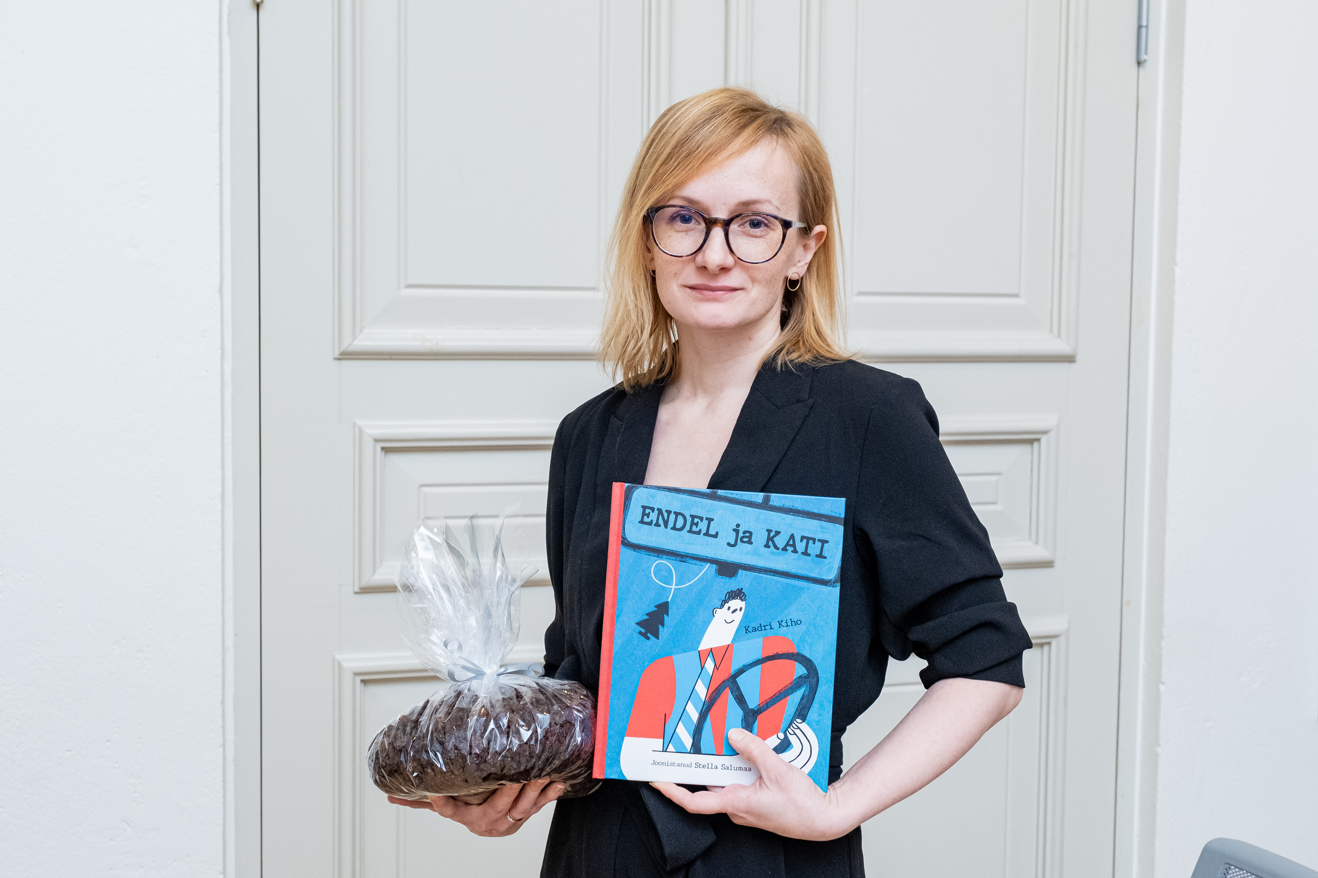 Pere uurib koos raamatut