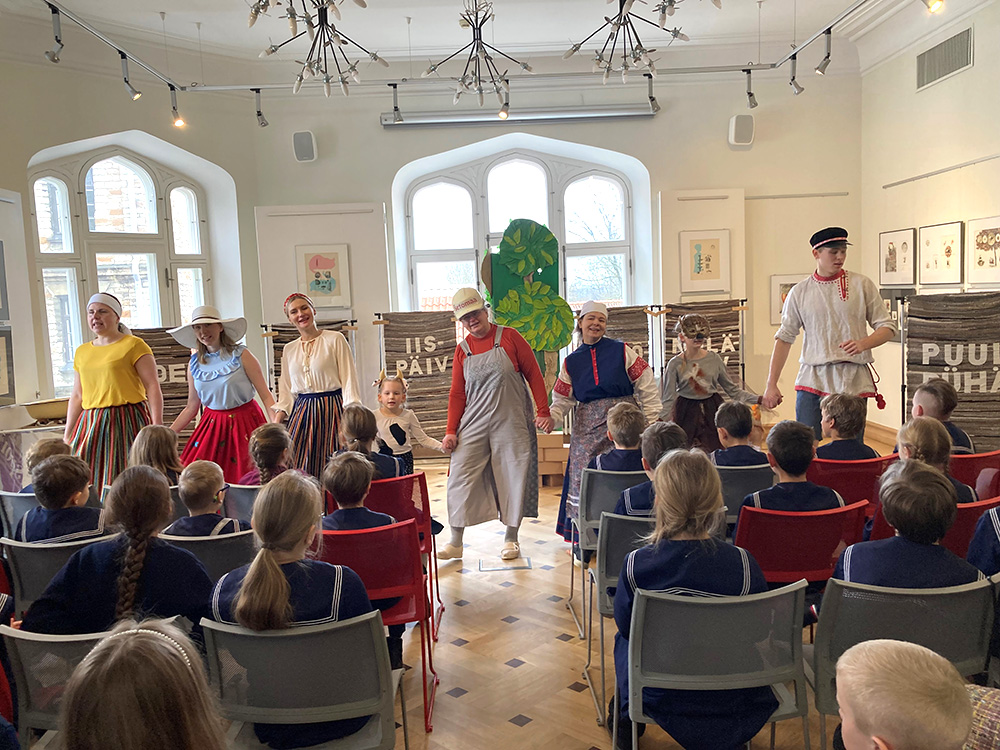 Ajakiri Nukits tugitoolil