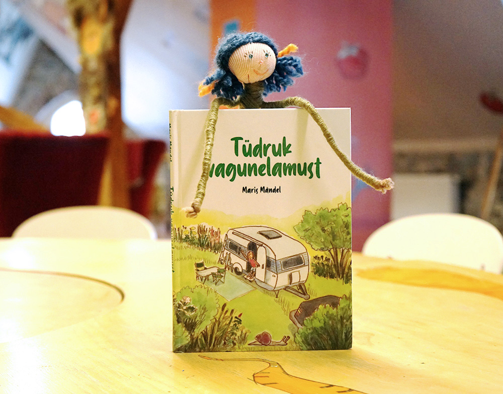 Ajakiri Nukits tugitoolil