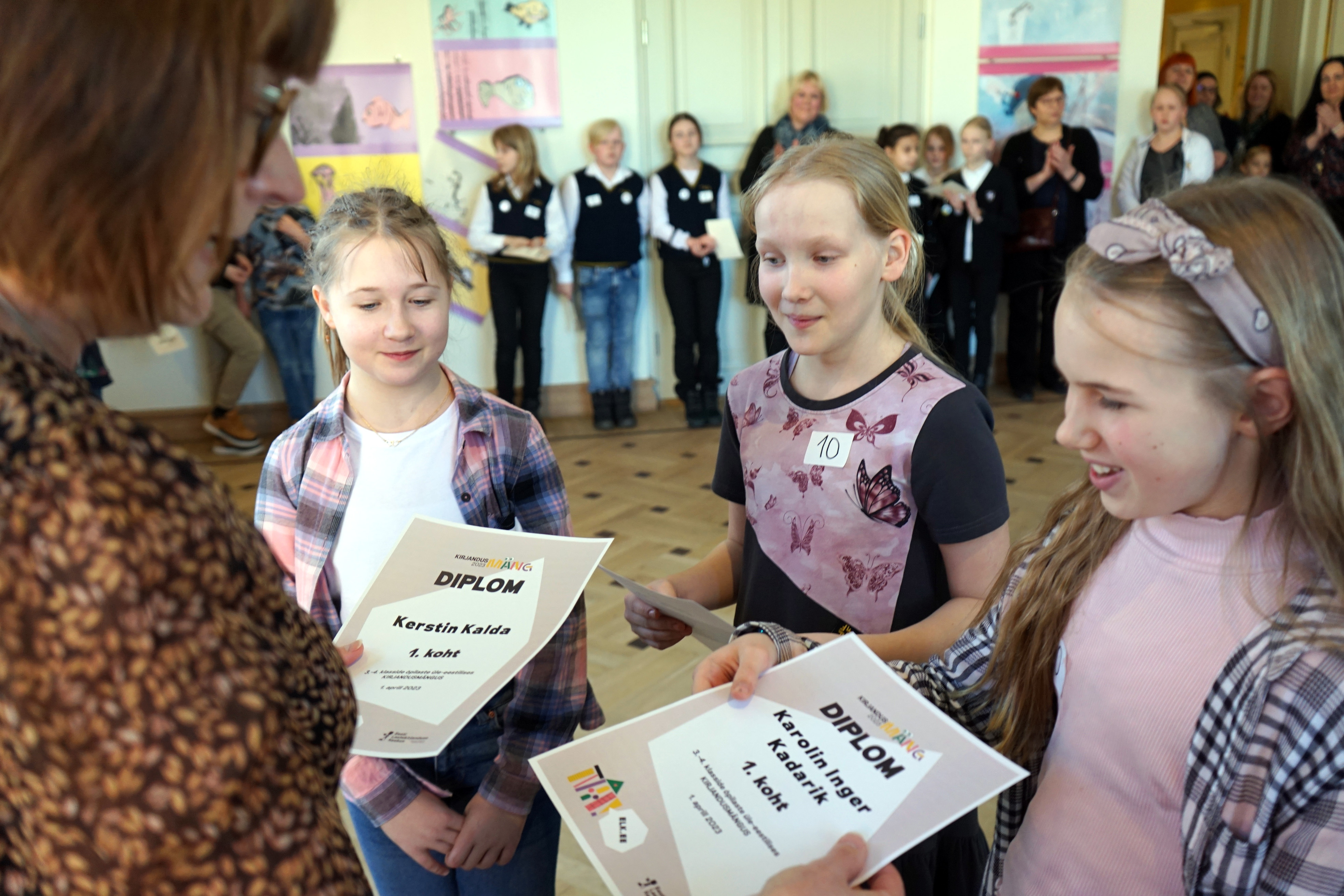 Pere uurib koos raamatut