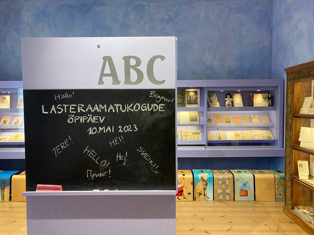 Pere uurib koos raamatut