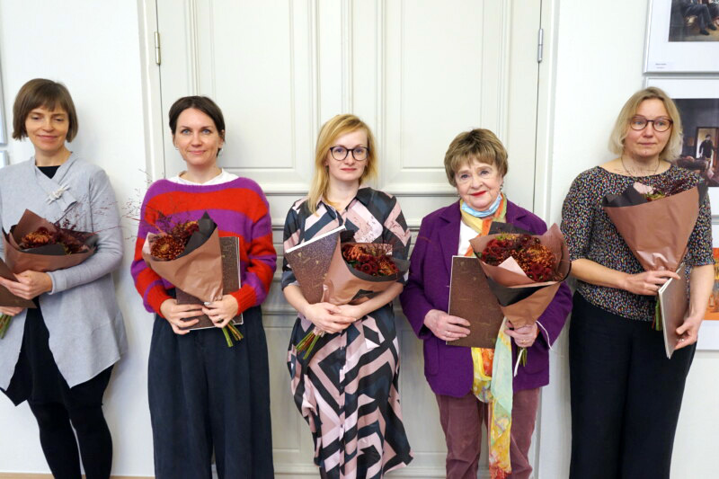 Ajakiri Nukits tugitoolil