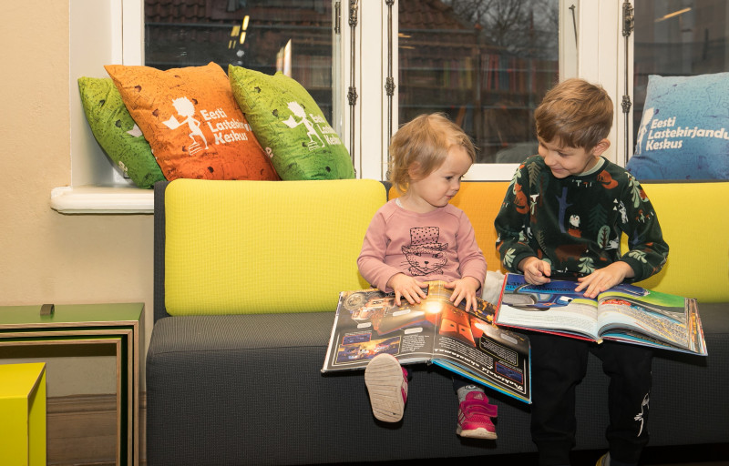 Näituse, Joostes huntidega, tööd Läti Rahvusraamatukogus