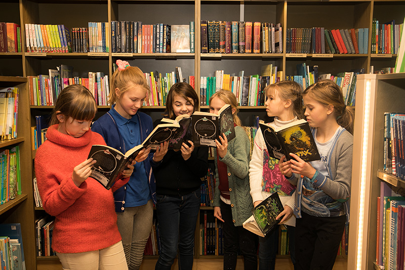 Pere uurib koos raamatut