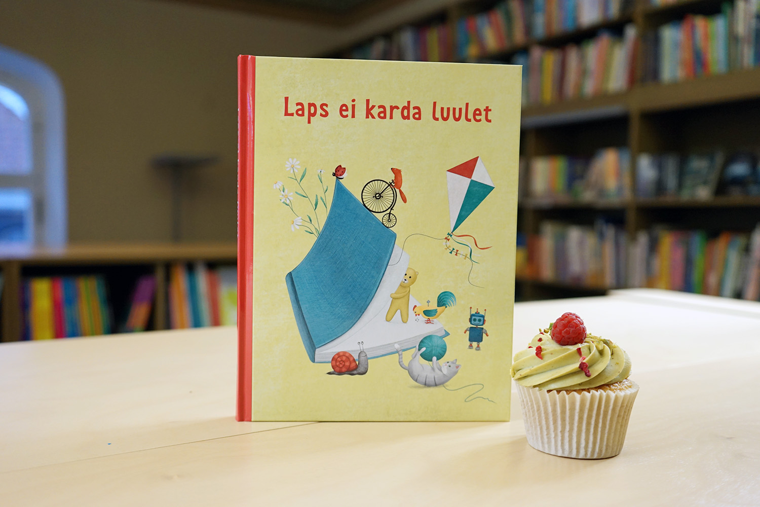 Pere uurib koos raamatut