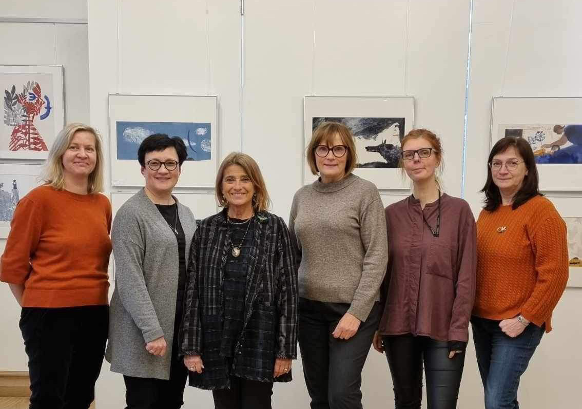 Pere uurib koos raamatut