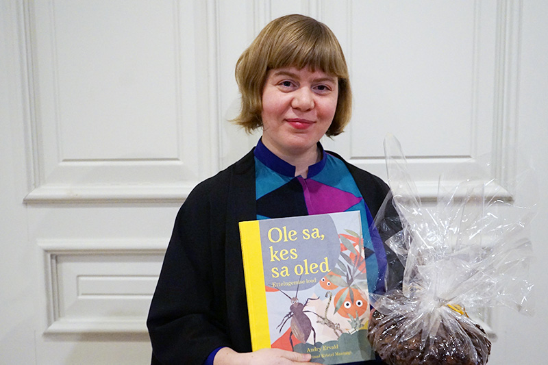 Pere uurib koos raamatut