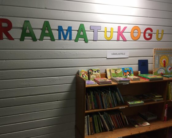 Pere uurib koos raamatut