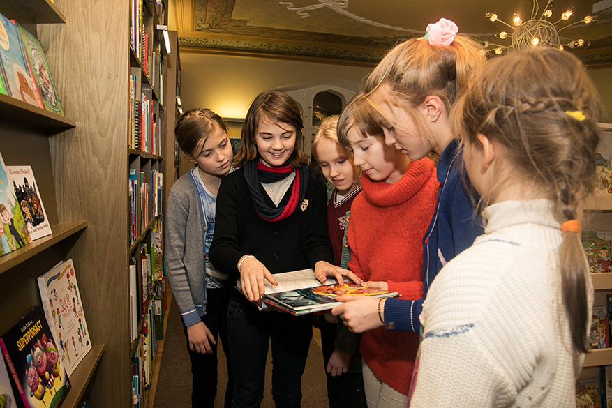 Näituse, Joostes huntidega, tööd Läti Rahvusraamatukogus