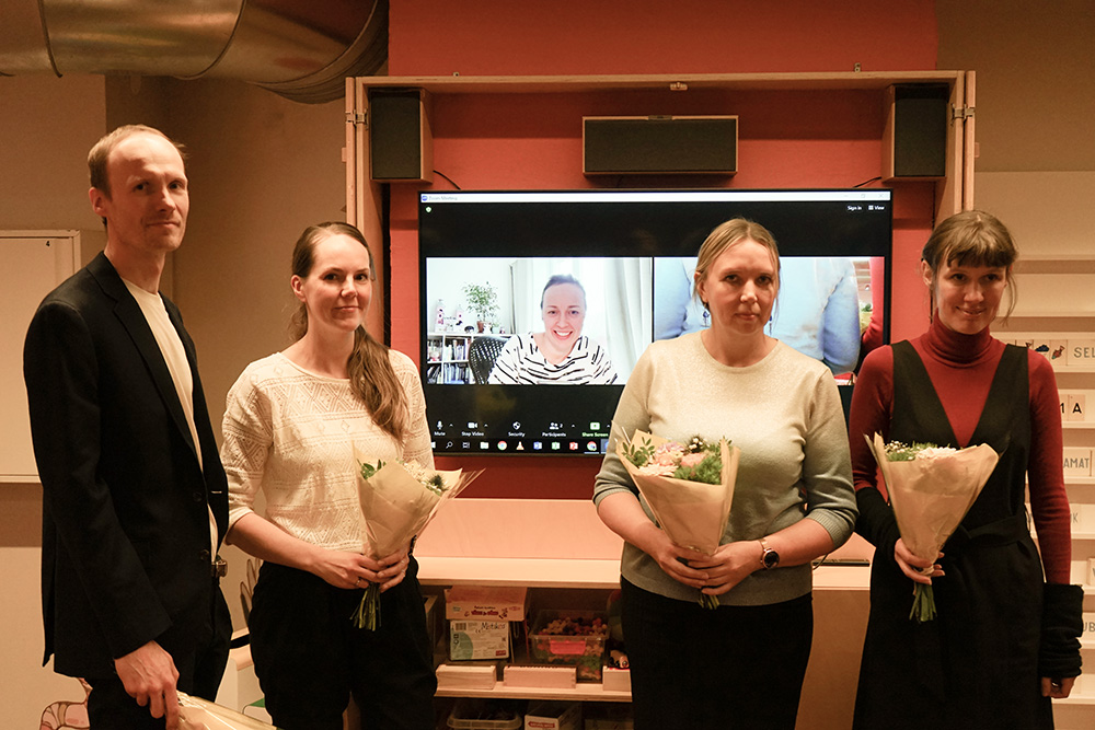 Pere uurib koos raamatut