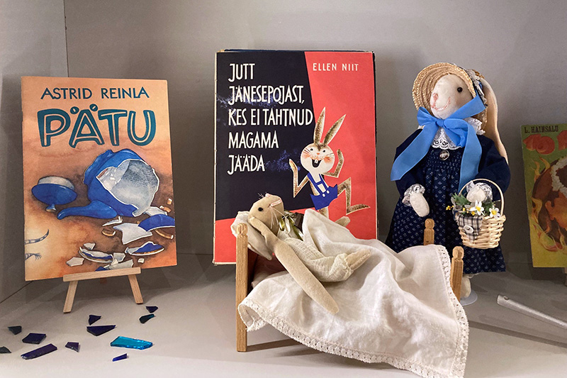 Pere uurib koos raamatut