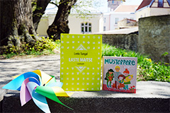 Pere uurib koos raamatut