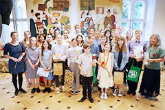 Pere uurib koos raamatut