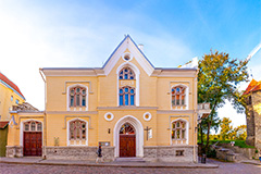 Pere uurib koos raamatut