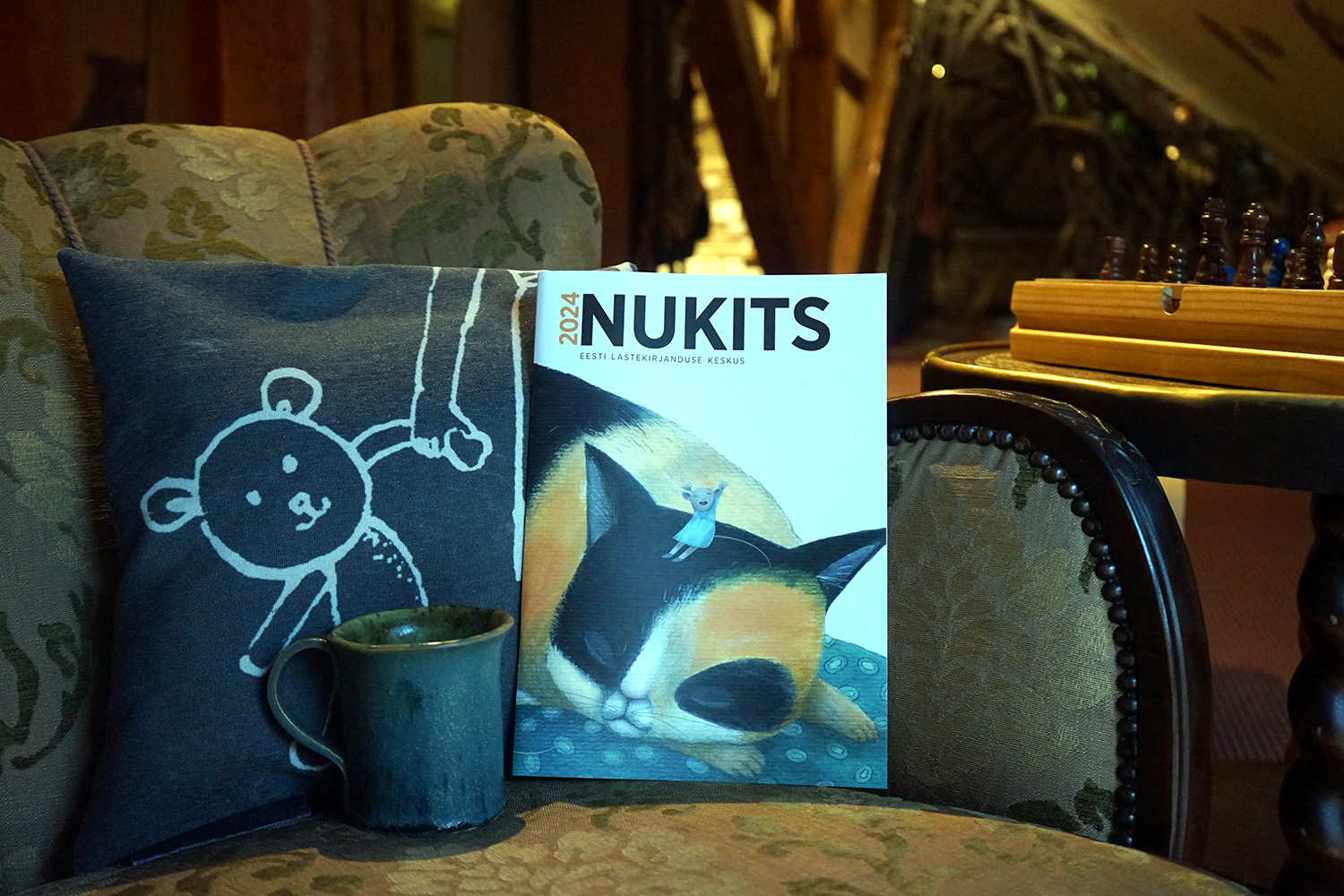 Ajakiri Nukits tugitoolil