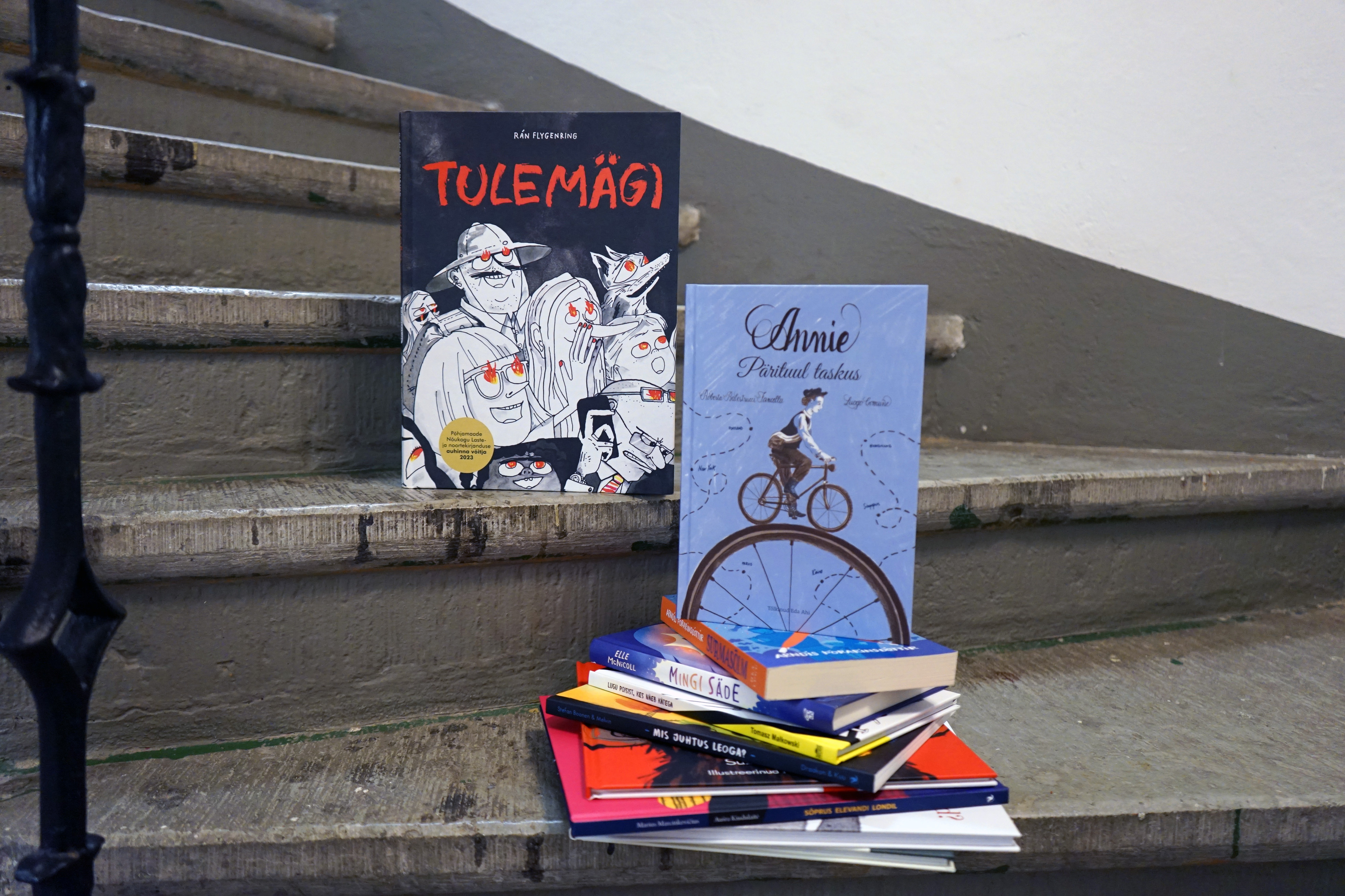 Raamatud, Tulemägi, ja ,Annie. Pärituul taskus, trepil siilikese ja põdraga