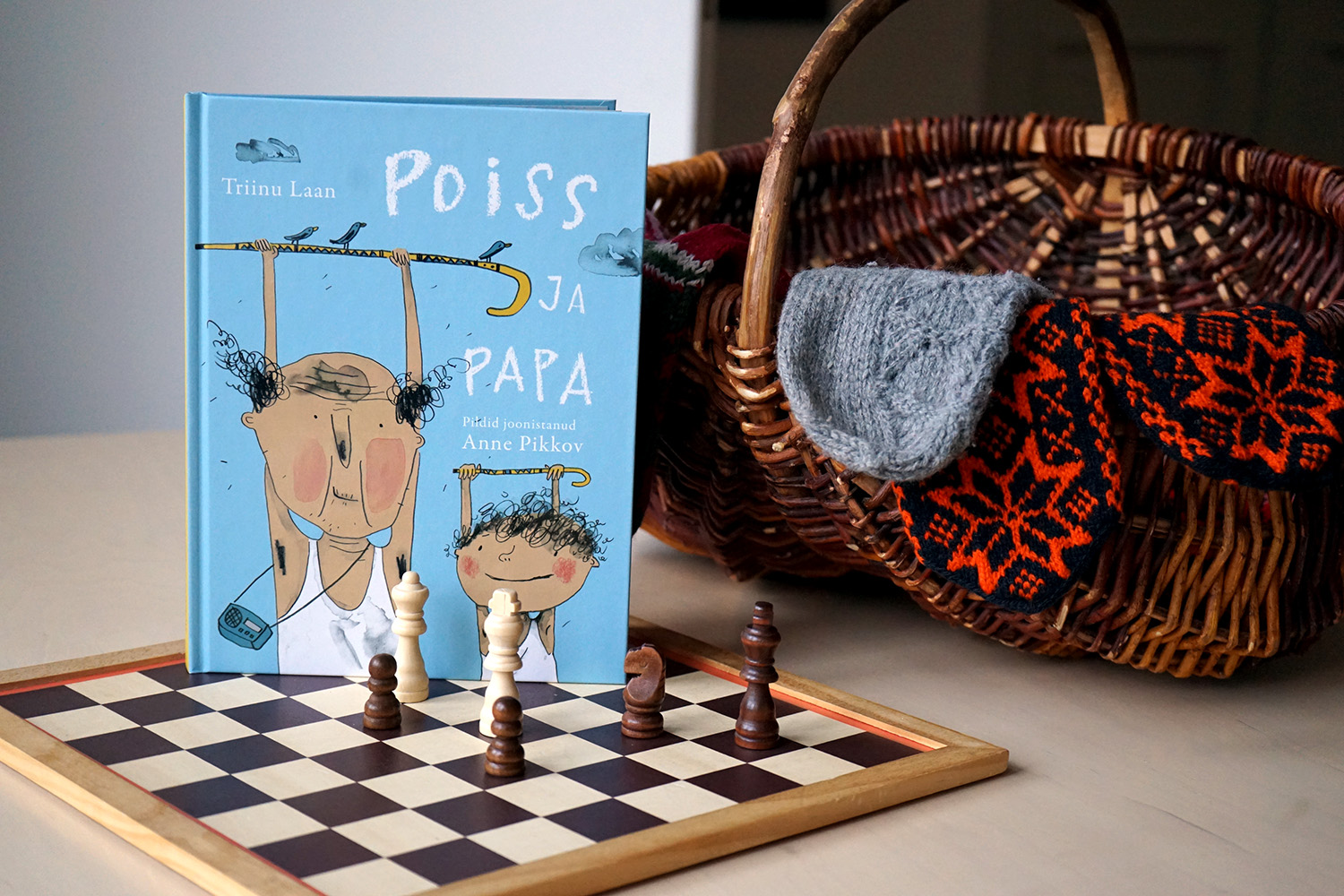 Raamat, Pois ja papa, malelaua ja sokikorviga